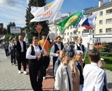 На площади перед ДК Ровесник началась общегородская линейка, посвящённая Дню знаний