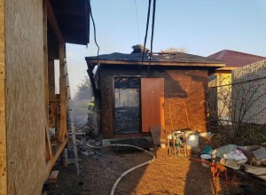 Пожар в Мезенском: огонь повредил частную баню