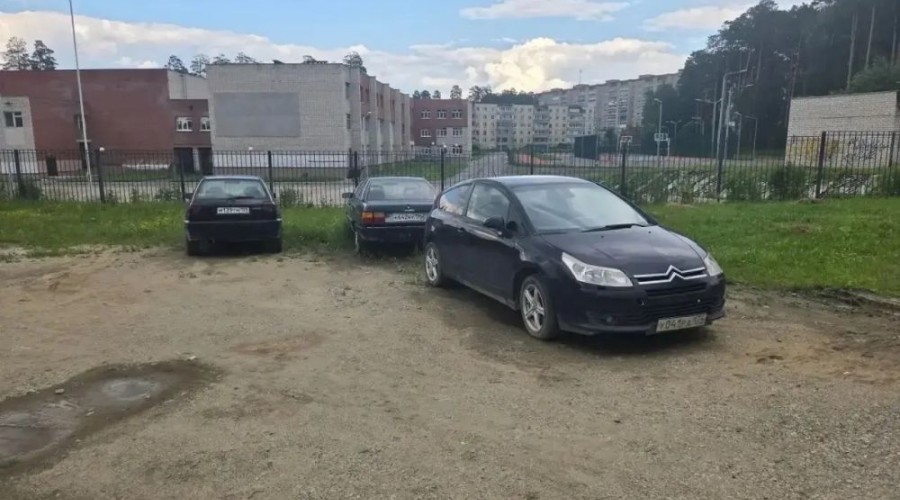 В Заречном разыскивают владельцев автомобилей, мешающих ремонту дорог