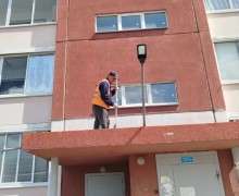 В Заречном продолжаются работы по очистке кровель от хвои и листвы