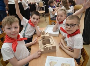В детском саду «Радуга» прошел чемпионат по сбору инженерного конструктора «Куборо», который развивает пространственное и логическое мышление