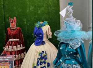 В Белоярском Доме культуры открылась выставка костюмов «Города-Герои»