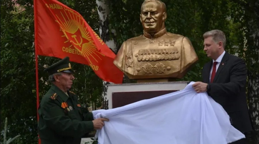 В центре Белоярского установили бюст маршала победы Георгия Жукова