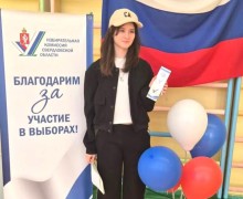 Впервые голосующим на выборах в Заречном вручают сувениры