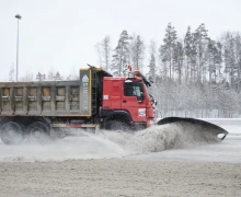 Более 290 спецмашин устраняют последствия снегопадов на автодорогах Свердловской области