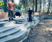 Благоустройство пешеходной зоны на улице Курчатова продолжается
