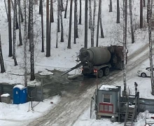 Бетономешалка вылила бетон прямо в лес!