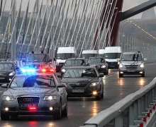 Машины с проблесковыми маячками теперь нужно пропускать по-новому