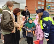 Сотрудники Госавтоинспекции провели акцию «Засветись» совместно с воспитанниками детского сада «Солнышко»