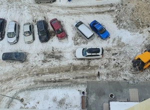 Очистка дворов от снега на улице Кузнецова, 20-22: необходимо убрать личный автотранспорт