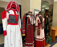 В Белоярском РДК открылась выставка коллекции «Народы Урала»