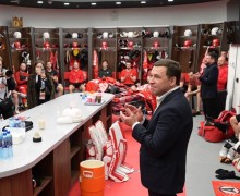 После завершения матча «Автомобилист» – ЦСКА на новой ледовой УГМК-Арене губернатор Евгений Куйвашев пообщался с хоккеистами, поддержал их и поблагодарил за игру