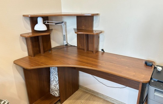Продам стол в хорошем состоянии. Отдам тумбочку в подарок.
