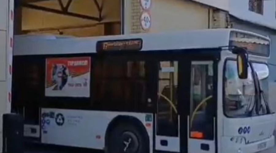 Автобусы Заречного украсили символикой 80-летия Победы