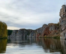 Красавица-Исеть в обрамлении скалистых берегов прекрасна не только летом, но и золотой осенью