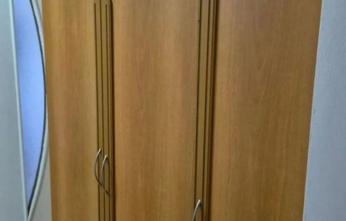 Отдам бесплатно трёхстворчатый шкаф в хорошем состоянии