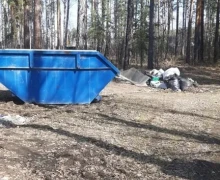 Если сегодня, не смотря на капризы погоды, вы всё же пойдёте на кладбище, обратите внимание - мусор можно и нужно выбрасывать в синей бункеры (на фото)