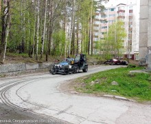 С начала мая в Заречном ведется уборка внутридворовых проездов и стоянок