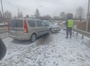 Сотрудники Госавтоинспекции Заречного устанавливают обстоятельства ДТП, в котором пострадал несовершеннолетний пассажир автомобиля