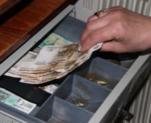 Продавщица похитила из кассы магазина в Заречном 15 тысяч рублей