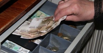 Продавщица похитила из кассы магазина в Заречном 15 тысяч рублей