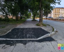 На улице Бажова в Заречном обустроили безбарьерный спуск для маломобильных граждан