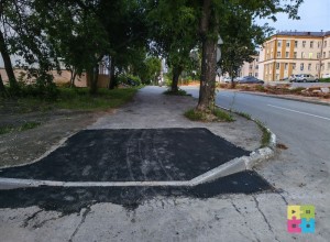 На улице Бажова в Заречном обустроили безбарьерный спуск для маломобильных граждан