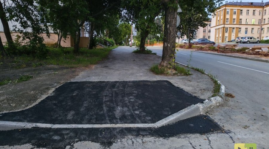 На улице Бажова в Заречном обустроили безбарьерный спуск для маломобильных граждан