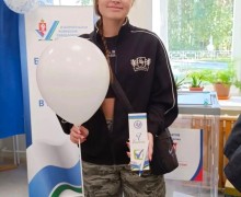 Впервые голосующим на выборах в Заречном вручают сувениры