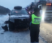 Сотрудники ГИБДД выясняют детали аварии в Белоярском районе, где из-за поломки грузовика пострадали три автомобиля