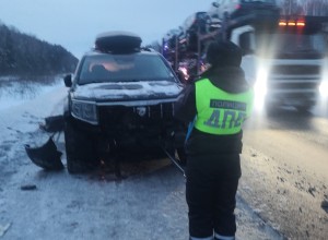 Сотрудники ГИБДД выясняют детали аварии в Белоярском районе, где из-за поломки грузовика пострадали три автомобиля