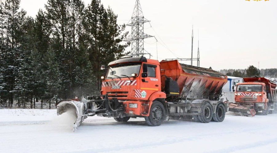 Почти 200 единиц техники расчищали региональные дороги в канун Нового года и новогоднюю ночь
