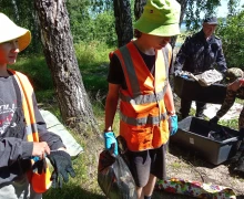 Воспитанники школьного лесничества Кедр помогли провести уборку на правом берегу водохранилища
