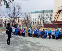 Интересную экскурсию для воспитанников детского сада «Светлячок» провели сотрудники Госавтоинспекции