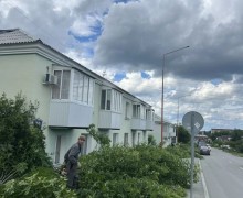 На улице Мира в Заречном проводят расчистку от кустарников