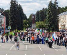 На площади перед ДК Ровесник началась общегородская линейка, посвящённая Дню знаний