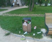 Уборка в экопарке Заречного: горожан просят не оставлять мусор рядом с переполненными урнами