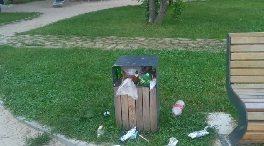 Уборка в экопарке Заречного: горожан просят не оставлять мусор рядом с переполненными урнами