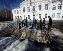 ШКОЛЬНИКИ ПОЧИСТИЛИ СНЕГ НА ПАРКОВКЕ ВЕЛОСИПЕДОВ