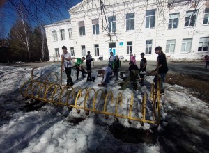 ШКОЛЬНИКИ ПОЧИСТИЛИ СНЕГ НА ПАРКОВКЕ ВЕЛОСИПЕДОВ