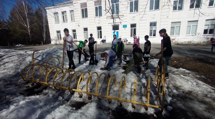 ШКОЛЬНИКИ ПОЧИСТИЛИ СНЕГ НА ПАРКОВКЕ ВЕЛОСИПЕДОВ