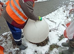 ЗАПРЕЩЕННУЮ СИМВОЛИКУ пришлось оттирать на светильниках в аллее им. разведчика Н.КУЗНЕЦОВА