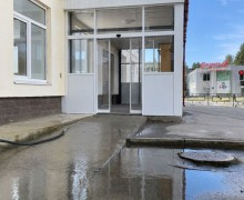 В Заречном выяснили причину ручья у библиотеки на Кузнецова