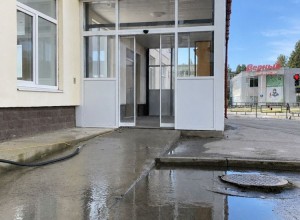 В Заречном выяснили причину ручья у библиотеки на Кузнецова