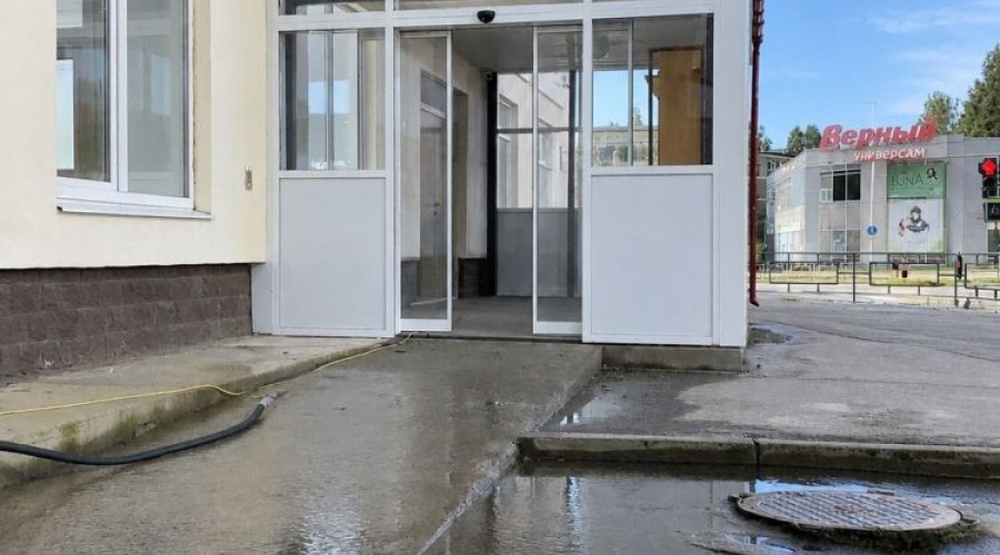 В Заречном выяснили причину ручья у библиотеки на Кузнецова