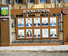 На Таховском бульваре обновили Доску почёта