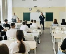 День знаний в Заречном: сотрудники ГИБДД поздравили школьников и напомнили о безопасности