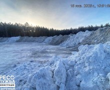 После обильных снегопадов в муниципальном округе Заречный продолжается вывоз снега на полигон