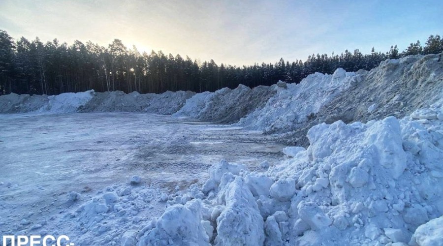 После обильных снегопадов в муниципальном округе Заречный продолжается вывоз снега на полигон