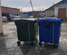 В Заречном начали мыть контейнеры для подготовки к летнему сезону